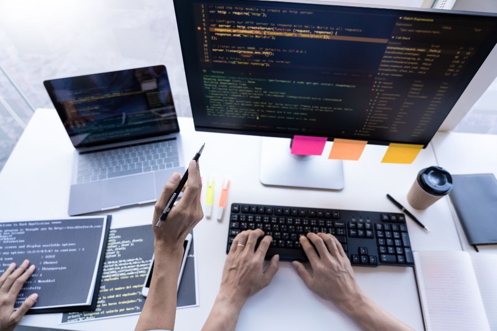 忙しい社会人にはプログラミングスクール受講がおすすめ
