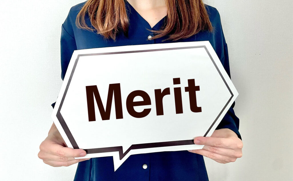 Meritと書かれたプレートを持っている女性